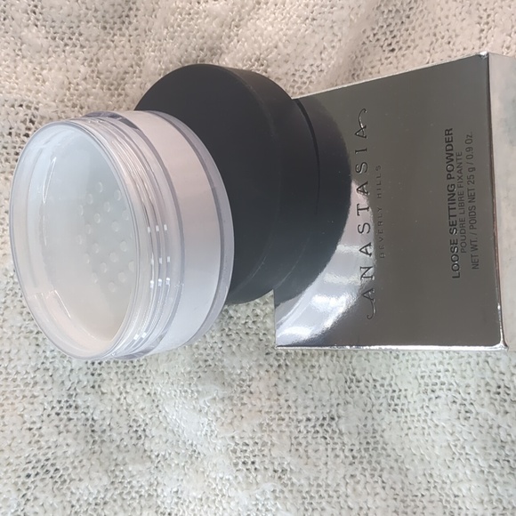 Anastasia Beverly Hills Loose Setting Powder, 25g/0.90oz - Picture 2 of 14